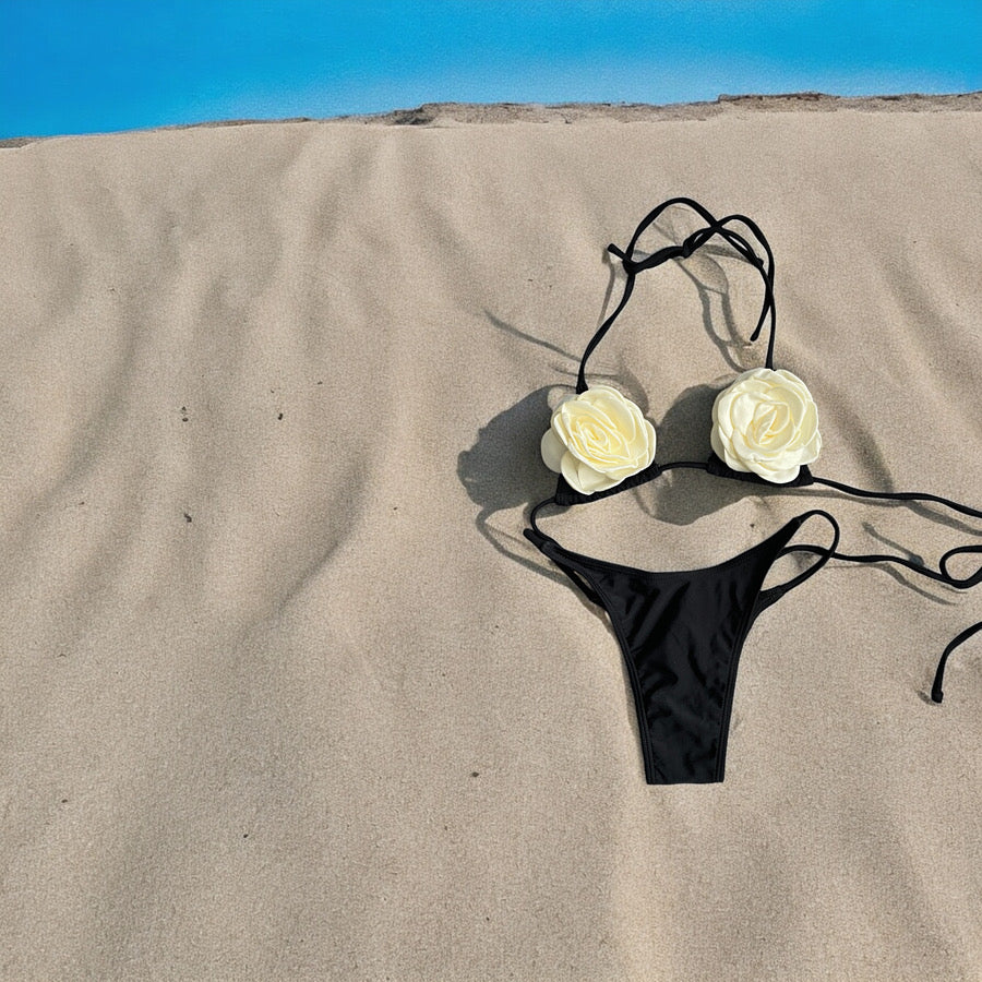 Bikini negro con dos rosas blancas